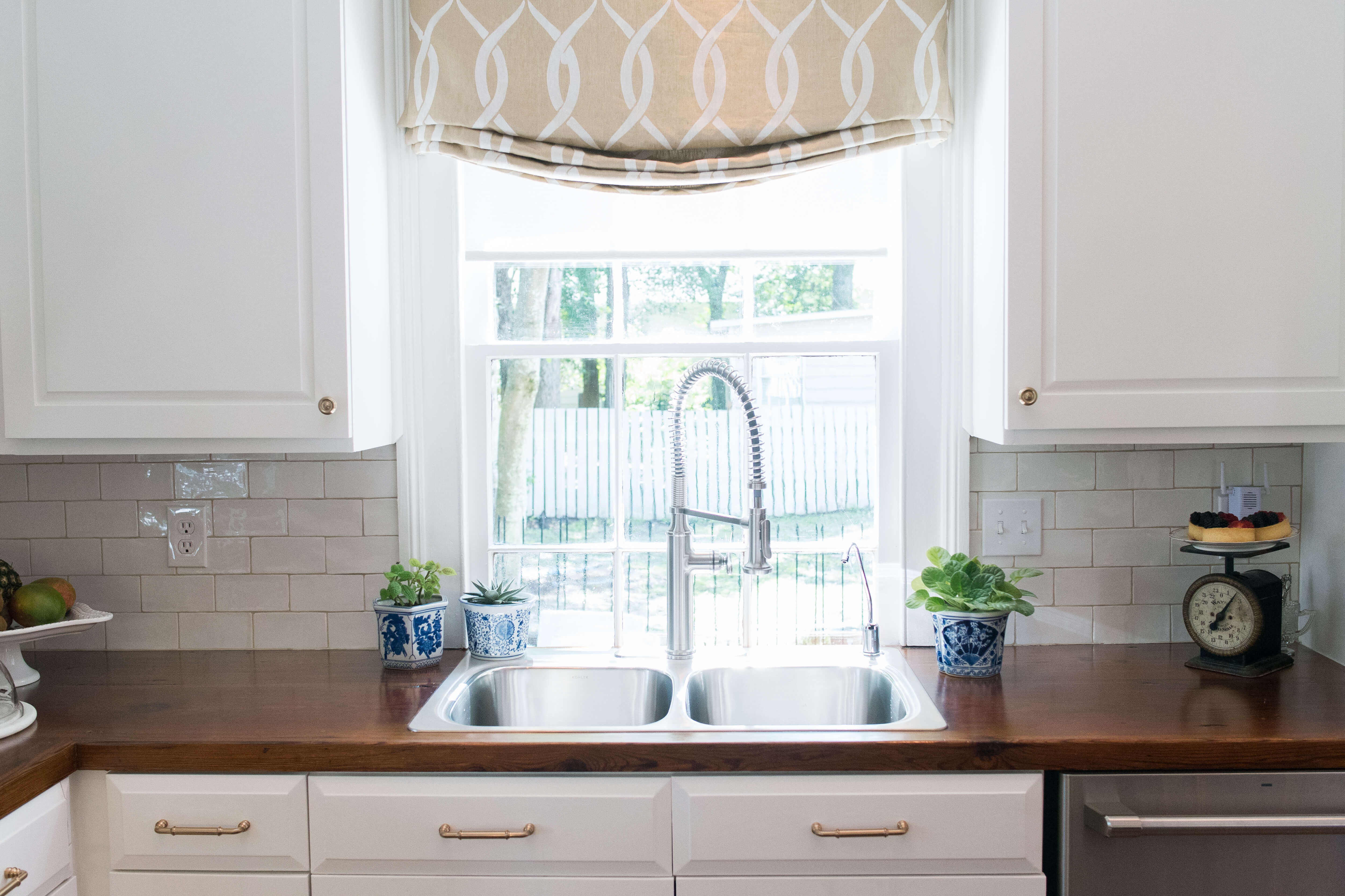 Kitchen sink backsplash