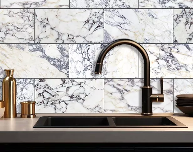 CalacattaViola_tiled_Kitchen_backsplash_with_black_faucet_black_sink_gold_accessories